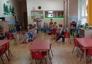 dzieci w dwóch rzędach biorą udział w wyścigach