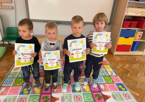 chłopcy z grupy I z dyplomami "Super Chłopaka"