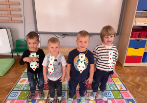 chłopcy z grupy VII w okolicznościowych krawatach w czerwone serca