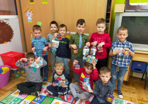 chłopcy z grupy I z upominkami