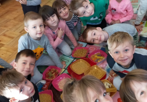 dzieci wokół tacek ze zgromadzonymi różnymi makaronami