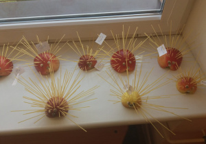 makaronowe jeżyki - makaron spaghetti (igły) wetknięty w jabłko