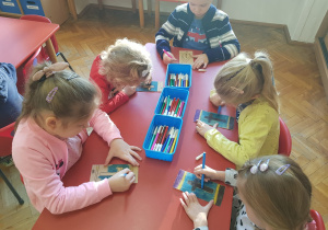 dzieci kolorują mazakami makaron na lampiony