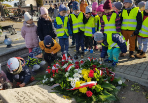 dzieci przy płycie założyciela miasta Zduńska Wola Stefana Złotnickiego