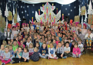 zdjęcie grupowe wszystkich przedszkolaków z przedszkola obecnych na przedstawieniu