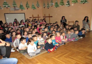 publiczność - przedszkolaki oglądają bajkę i siedzą na dywanie a po bokach nauczycielki
