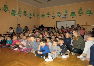 publiczność ogląda występ