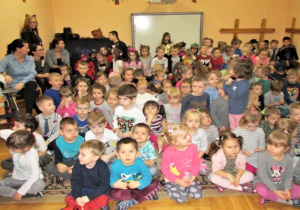 publiczność ogląda występ wraz z nauczycielkami