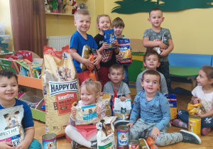 dzieci z grupy VIII z zebraną karmą dla zwierząt