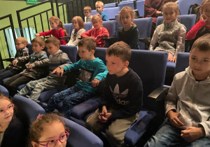 dzieci z grupy V na widowni podczas spektaklu