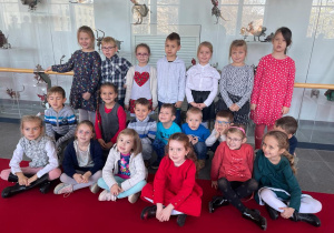 dzieci z grupy V w holu teatru