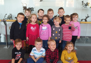 dzieci z grupy VIII w holu teatru