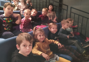 dzieci z grupy VIII w teatrze na widowni