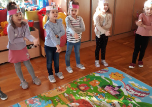 dzieci w kole bawią się w zabawę "Stary niedźwiedź"