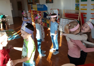 dzieci tańczą w parach