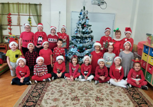 zdjęcie grupowe dzieci z grupy V przy choince