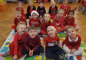 zdjęcie grupowe dzieci z grupy VI w czerwonych strojach