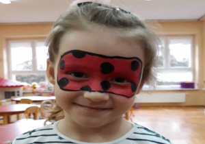 maska biedronki na twarzy dziewczynki
