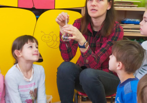 mama pokazuje dzieciom menzurkę