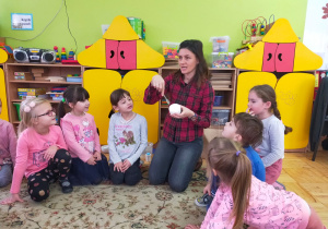 mama pokazuje dzieciom krem z łopatką