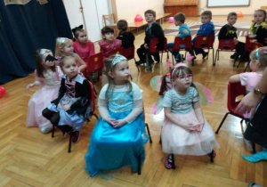 zabawa taneczna z krzesełkami ustawionymi w kole