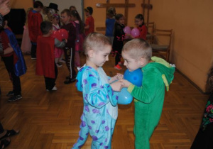 taniec dzieci w parach z balonem