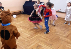chłopiec okręca dziewczynkę w tańcu