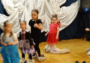 taniec dzieci w gazetowych kapciach