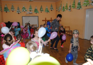 taniec wąż z balonami i nauczycielką na przodzie