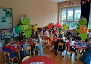poczęstunek przy okrągłych, czerwonych stolikach