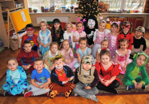 zdjęcie grupowe dzieci z gr. VI w sali w strojach balowych