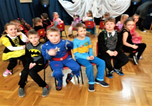 zabawa z krzesełkami ustawionymi w kole