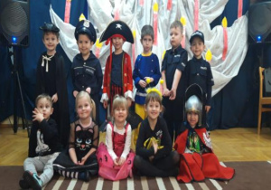 zdjęcie grupowe dzieci z gr. IX w strojach balowych