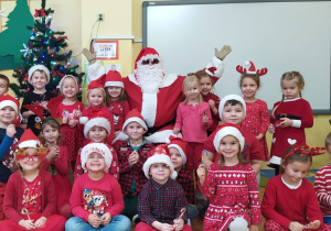 zdjęcie grupowe dzieci z grupy VIII z Mikołajem