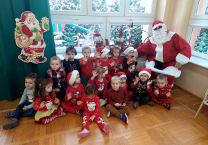 zdjęcie grupowe dzieci z grupy II z Mikołajem