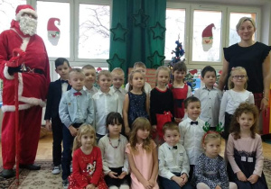 zdjęcie grupowe dzieci z grupy I z Mikołajem i nauczycielką