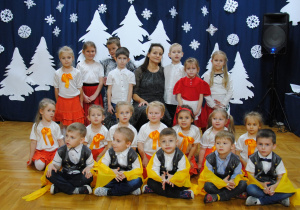 zdjęcie grupowe dzieci z grupy VI z nauczycielką