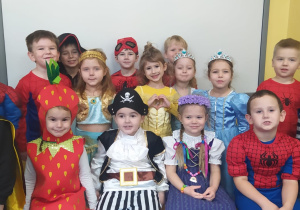 dzieci z grupy VIII w kostiumach karnawałowych pozują do zdjęcia