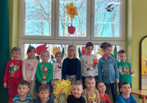 dzieci z grupy I z pacynką małej Marzanny