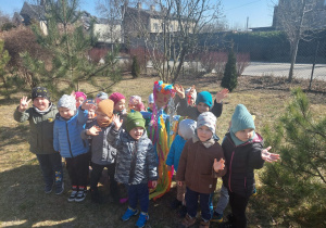 dzieci z grupy II z Marzanną przed przedszkolem