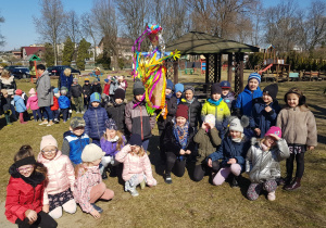 dzieci z grupy III z Marzanną w ogrodzie