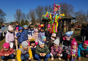 dzieci z grupy VIII z Marzanną w ogrodzie