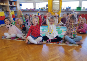 zawody - dziewczynki pokazują nawleczone kolorowe korale