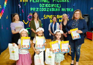 Jury i trio dziewczynek z PP Nr z nauczycielką, dyplomami i nagrodami