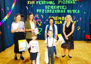 Jury i nagrodzony duet z PP z otrzymanymi nagrodami