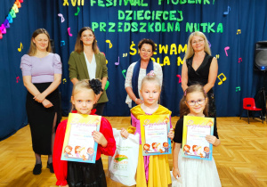 Jury i trio dziewczynek z "Tęczowego Przedszkola" PP Nr 2 w Zduńskiej Woli