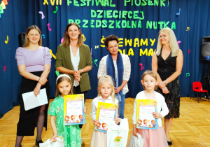 Jury i trio dziewczynek z "Zaczarowanej Krainy" PP Nr 4 w Zduńskiej Woli