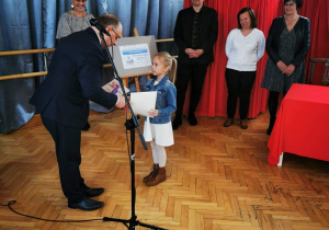 Ania odbiera dyplom