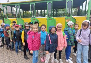 dzieci z grupy V przed wagonikami na ZOO Safarii