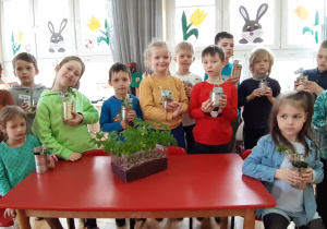 dzieci z gr III z posadzonymi sadzonkami pomidorów